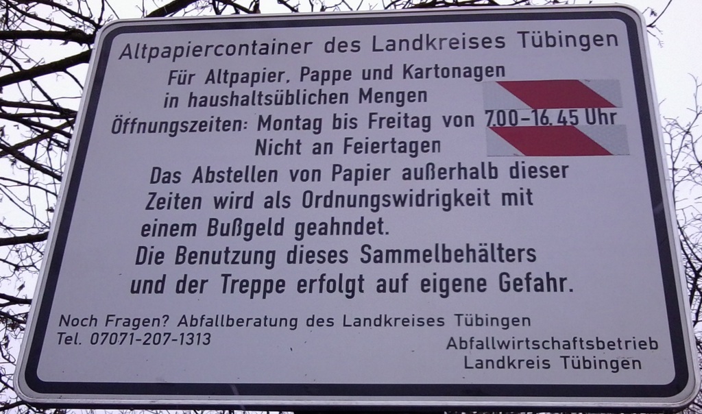 Schild: Altpapiercontainer des Landkreises Tübingen